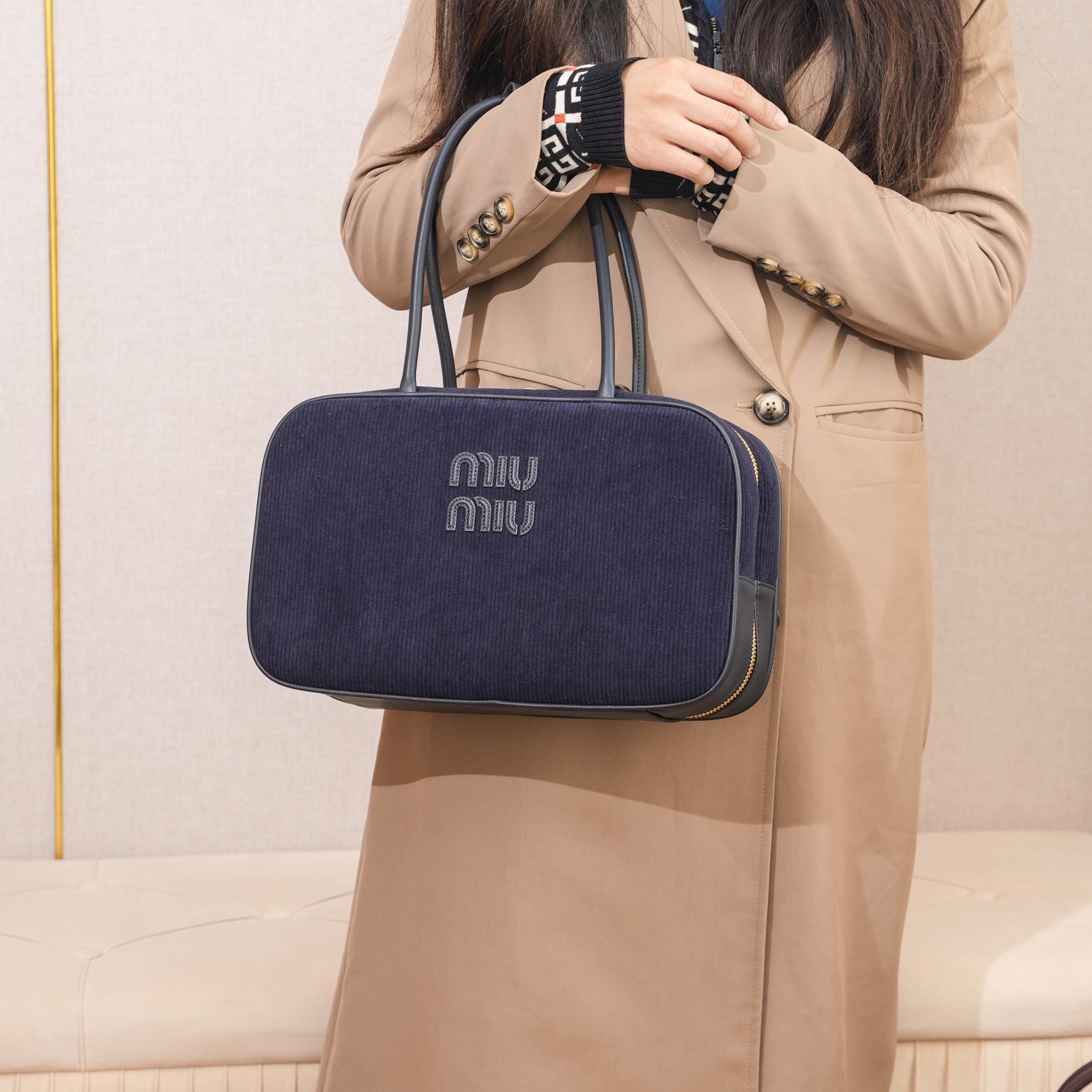 Miu Miu ハンドバッグ | リブ素材 | ネイビー|コンパクト|ビジネス用 - 画像 6