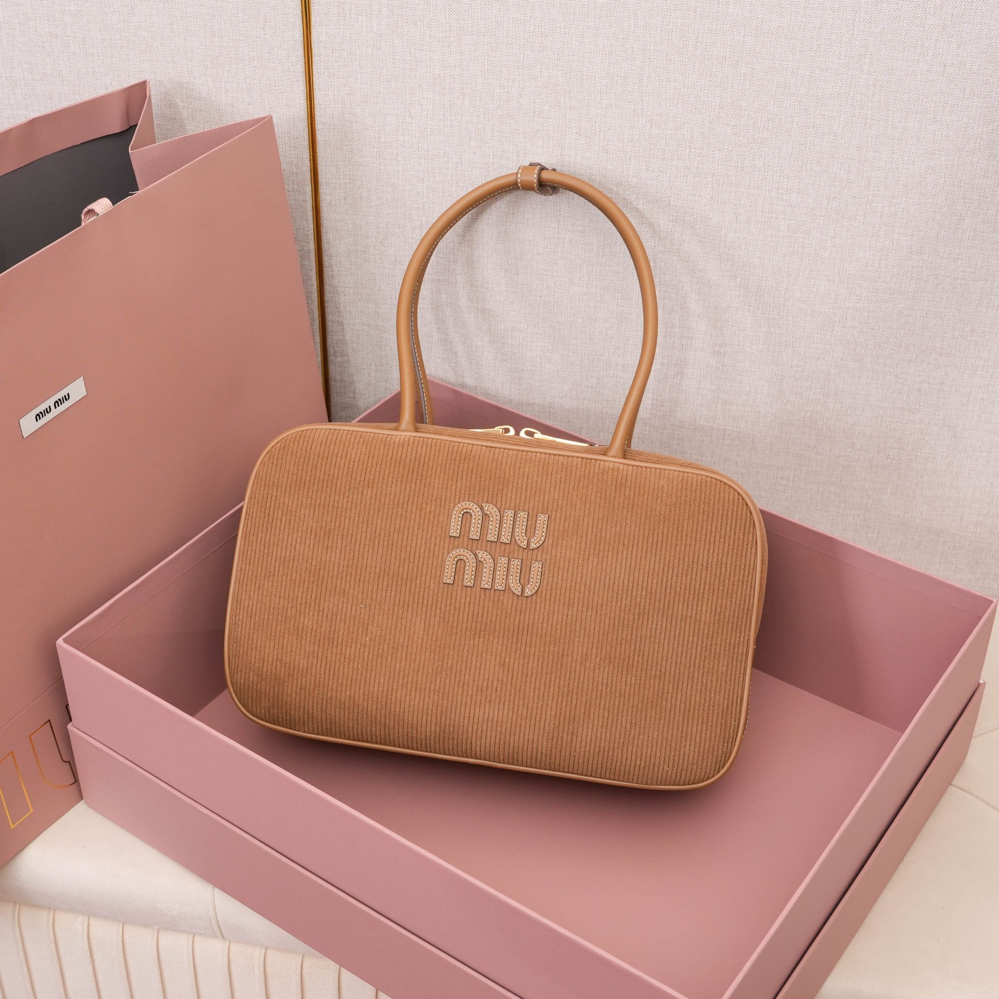 Miu Miu ミュウミュウ バッグ コンパクト 軽量 ベージュ