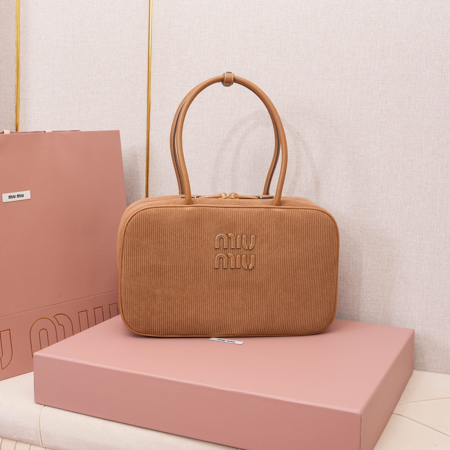 Miu Miu ミュウミュウ バッグ コンパクト 軽量 ベージュ - 画像 2