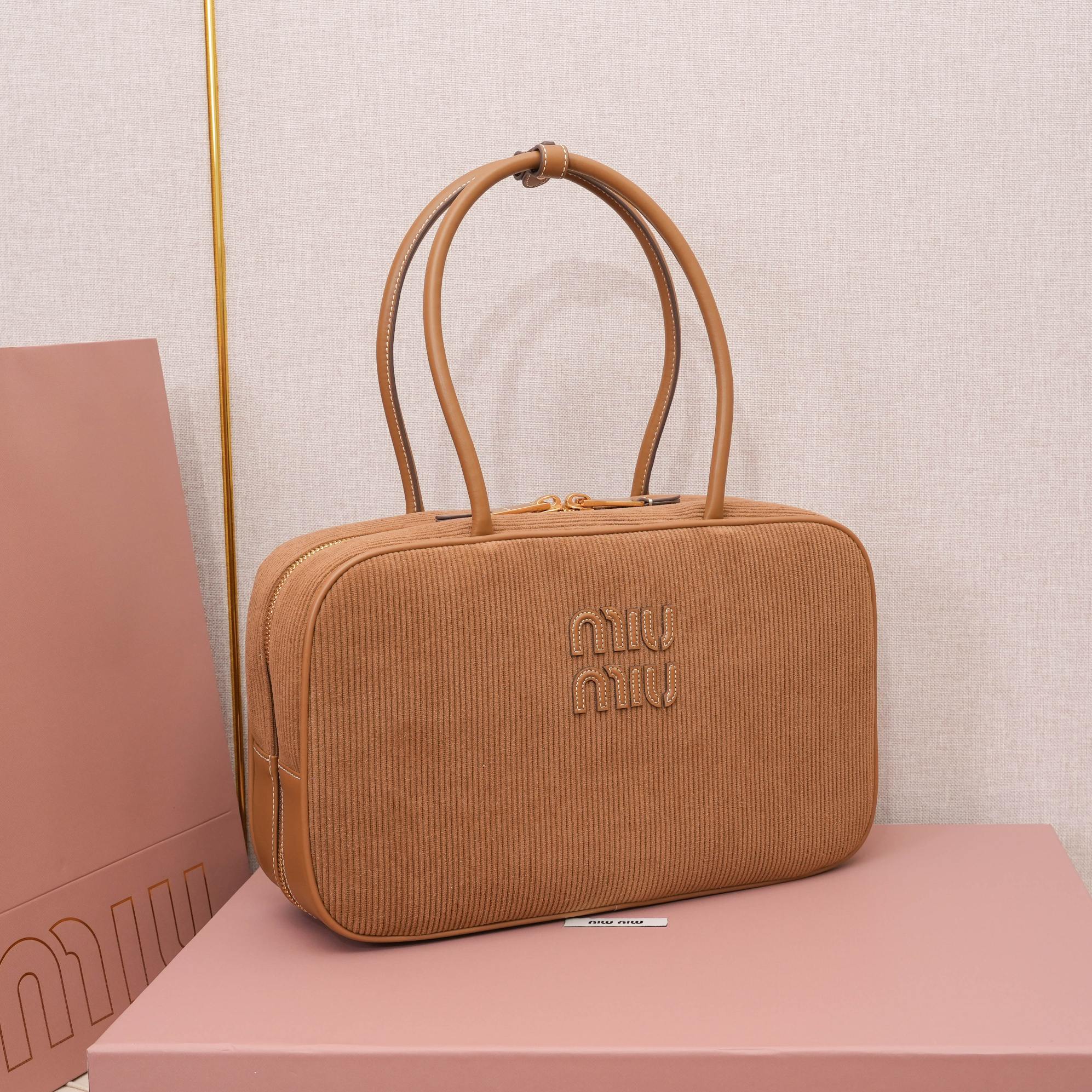 Miu Miu ミュウミュウ バッグ コンパクト 軽量 ベージュ - 画像 3