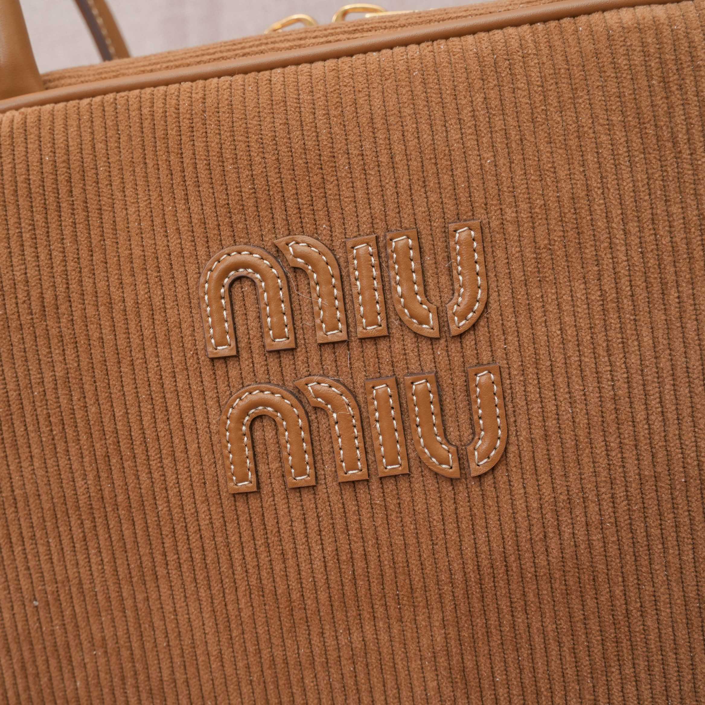 Miu Miu ミュウミュウ バッグ コンパクト 軽量 ベージュ - 画像 4