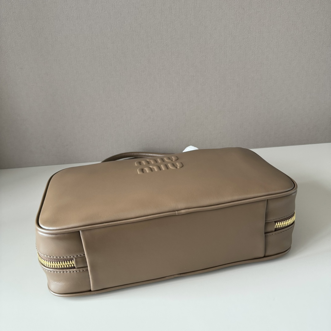 Miu Miu ミュウミュウ レディース バッグ | レザー ゴールドファスナー ブラウン - 画像 4