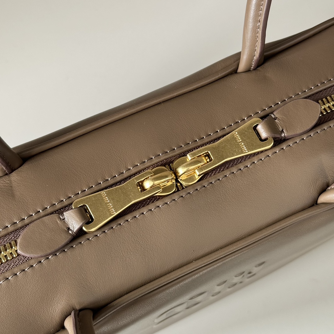 Miu Miu ミュウミュウ レディース バッグ | レザー ゴールドファスナー ブラウン - 画像 7