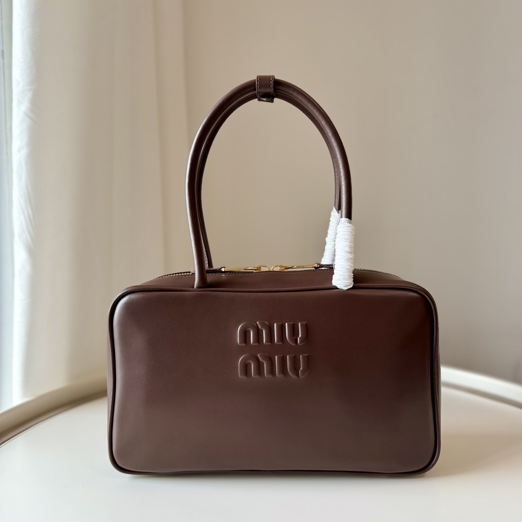Miu Miu レザー ボストンバッグ | トートバッグ | エンボス加工 | ブラウン