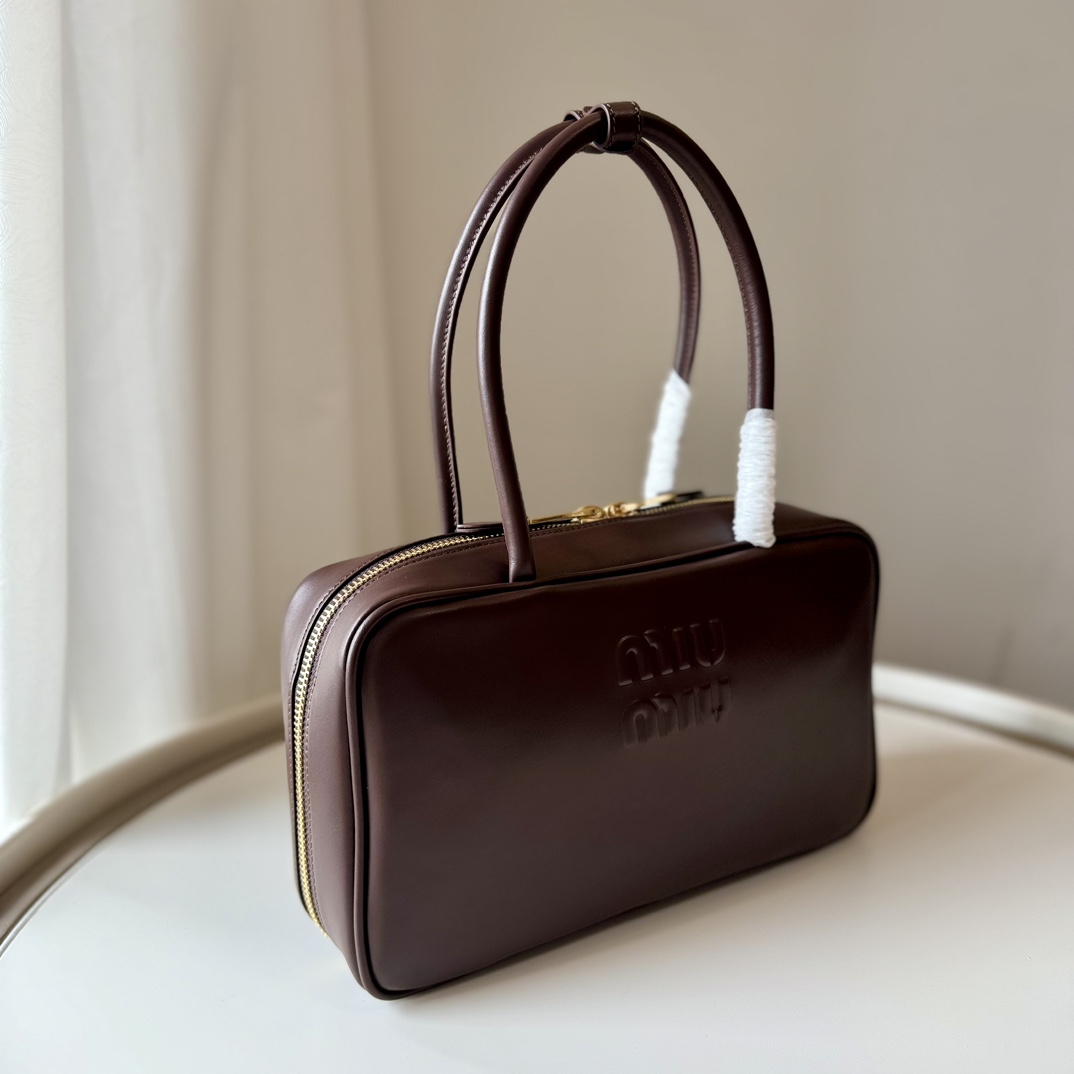 Miu Miu レザー ボストンバッグ | トートバッグ | エンボス加工 | ブラウン - 画像 3