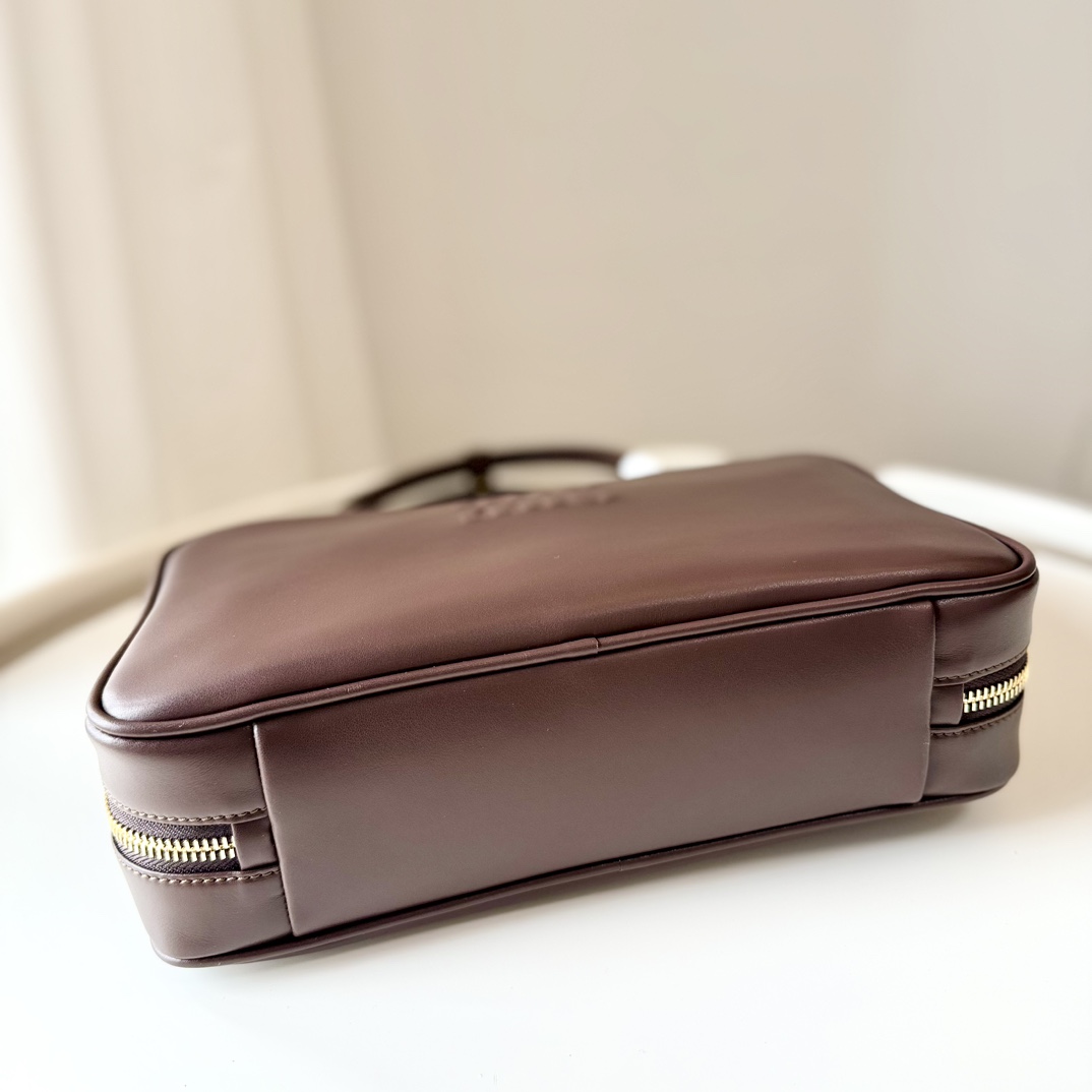 Miu Miu レザー ボストンバッグ | トートバッグ | エンボス加工 | ブラウン - 画像 4