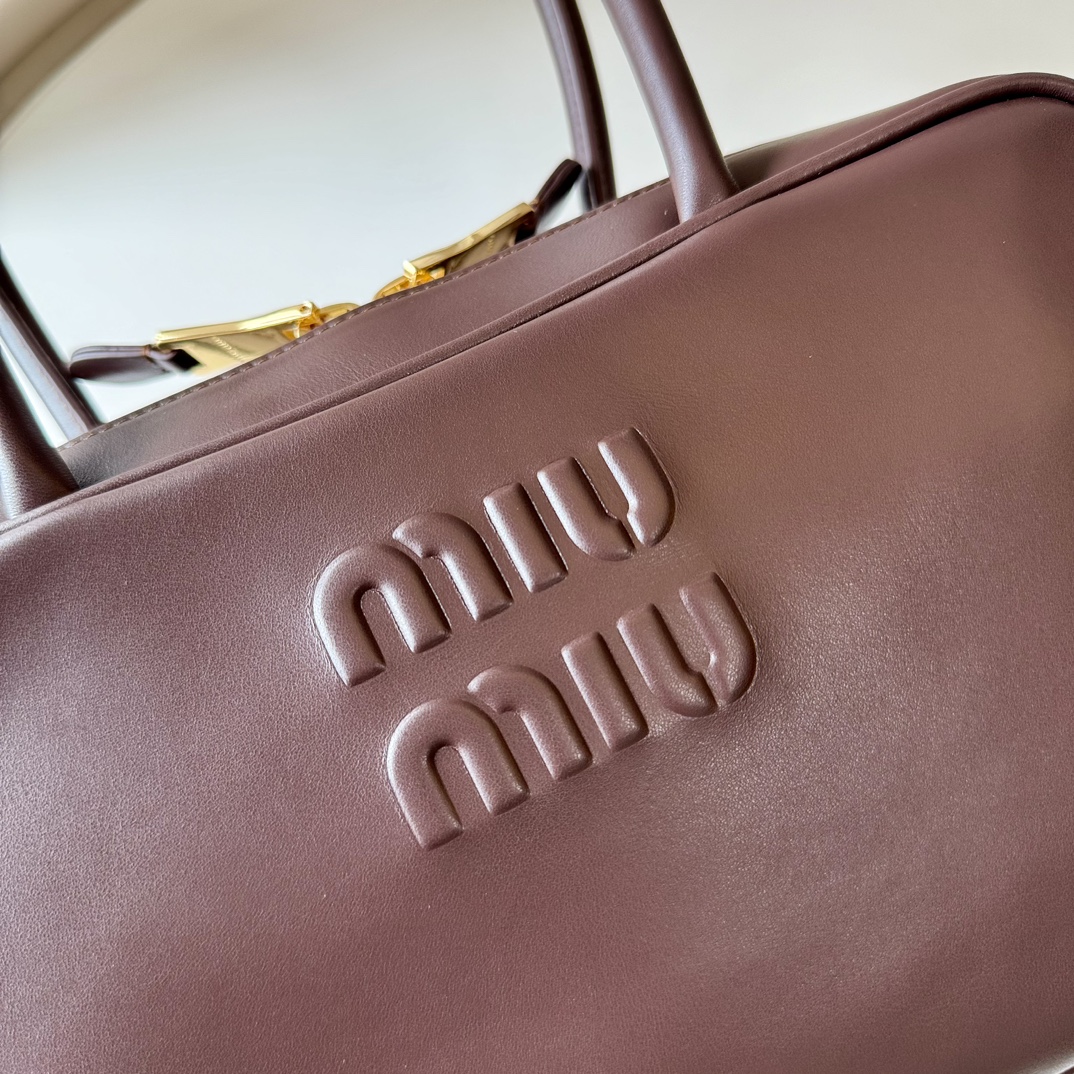 Miu Miu レザー ボストンバッグ | トートバッグ | エンボス加工 | ブラウン - 画像 5