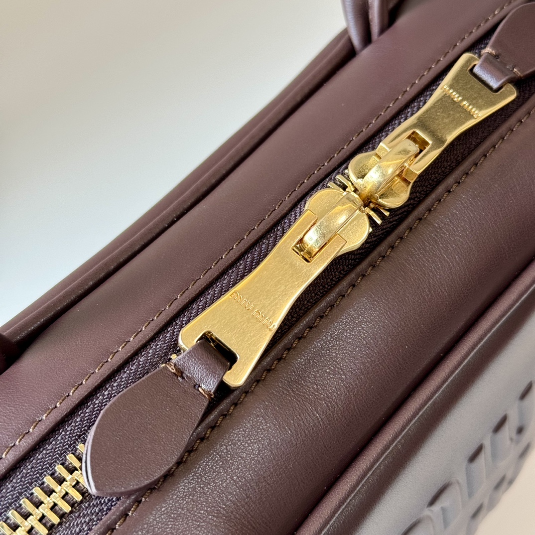 Miu Miu レザー ボストンバッグ | トートバッグ | エンボス加工 | ブラウン - 画像 7