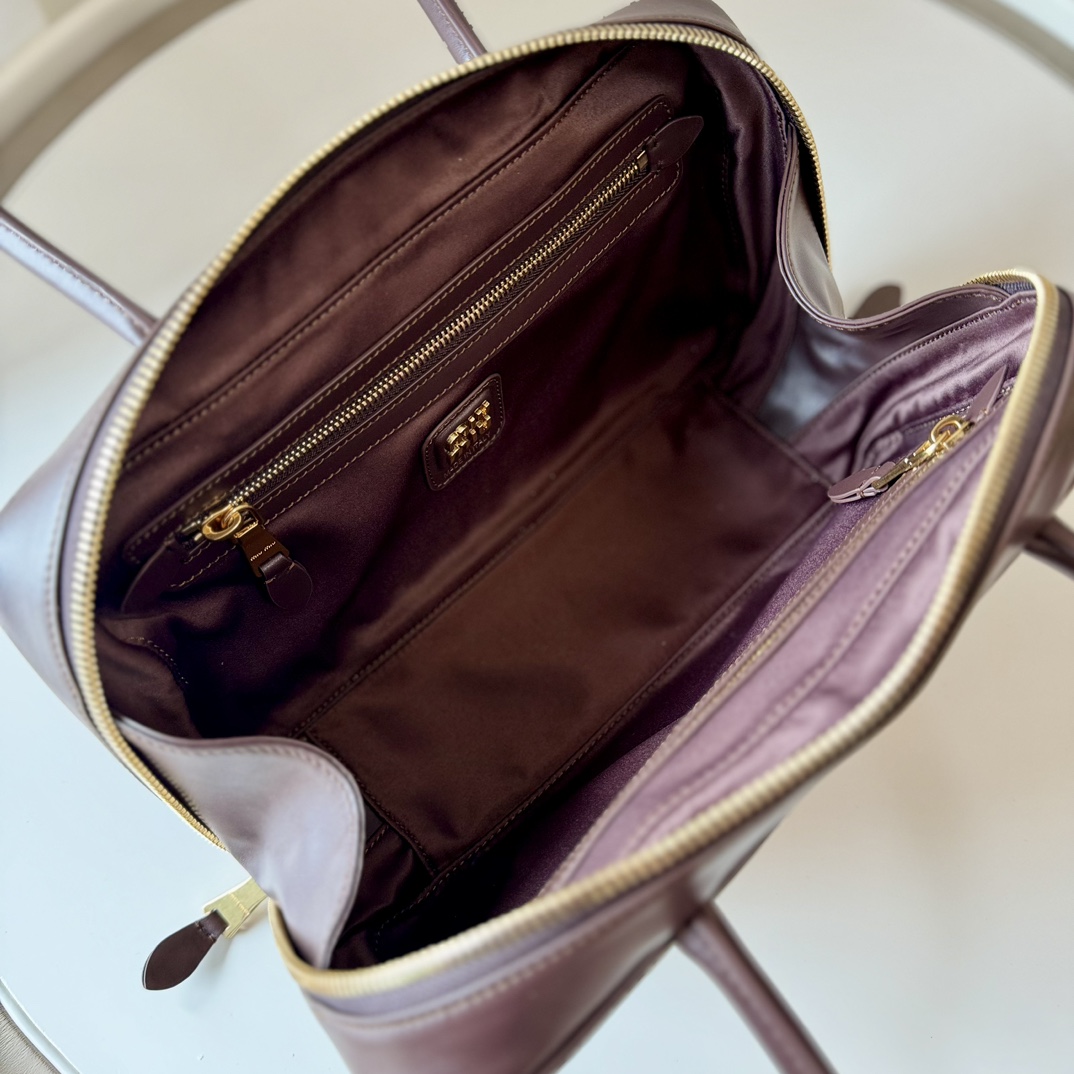 Miu Miu レザー ボストンバッグ | トートバッグ | エンボス加工 | ブラウン - 画像 8