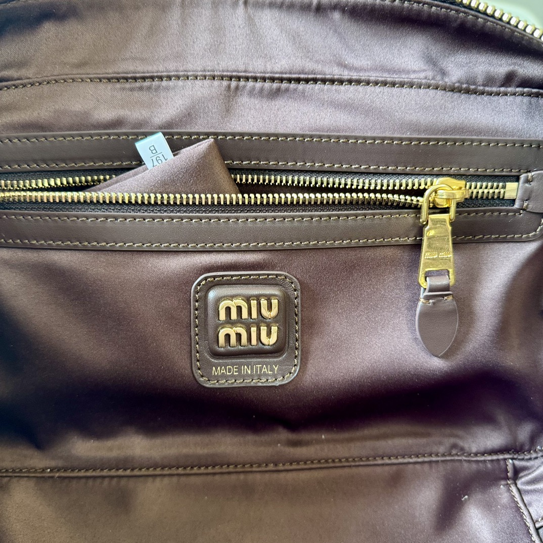 Miu Miu レザー ボストンバッグ | トートバッグ | エンボス加工 | ブラウン - 画像 9