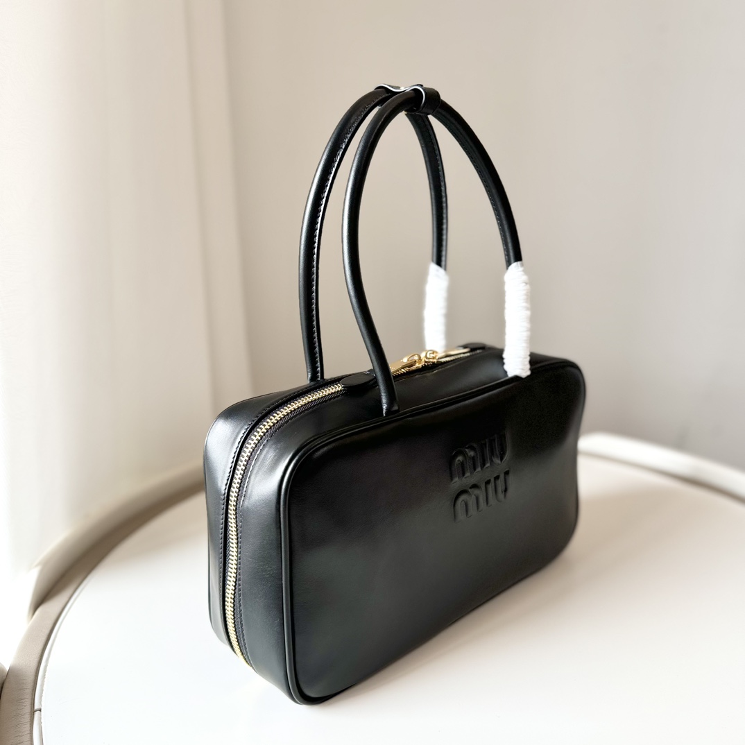 Miu Miu バッグ 本革 ゴールドジップ 黒 - 画像 3