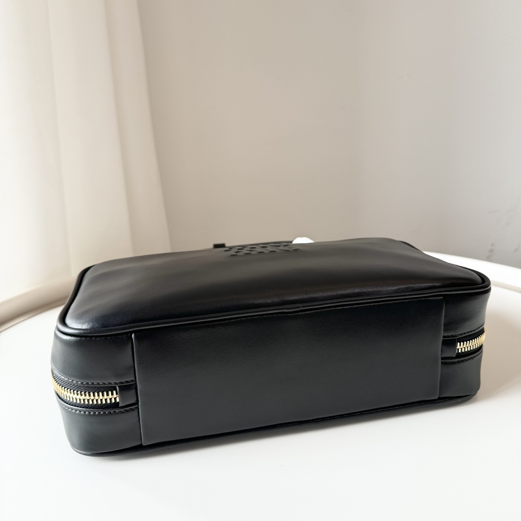 Miu Miu バッグ 本革 ゴールドジップ 黒 - 画像 4