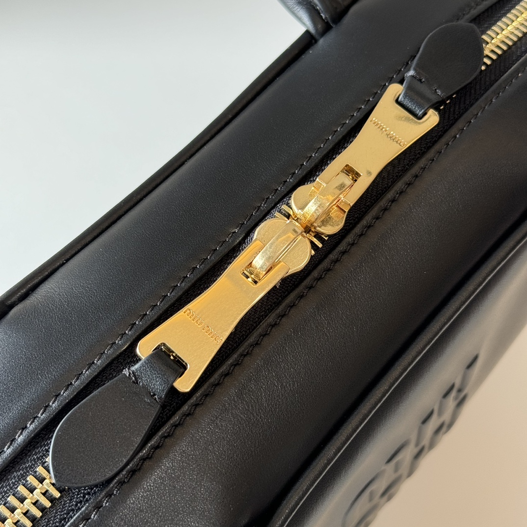Miu Miu バッグ 本革 ゴールドジップ 黒 - 画像 7