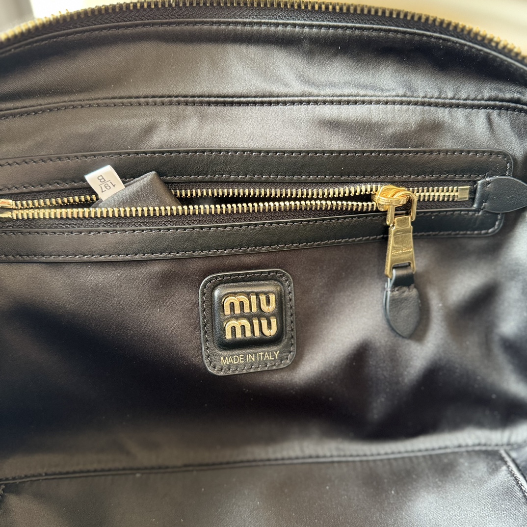 Miu Miu バッグ 本革 ゴールドジップ 黒 - 画像 9