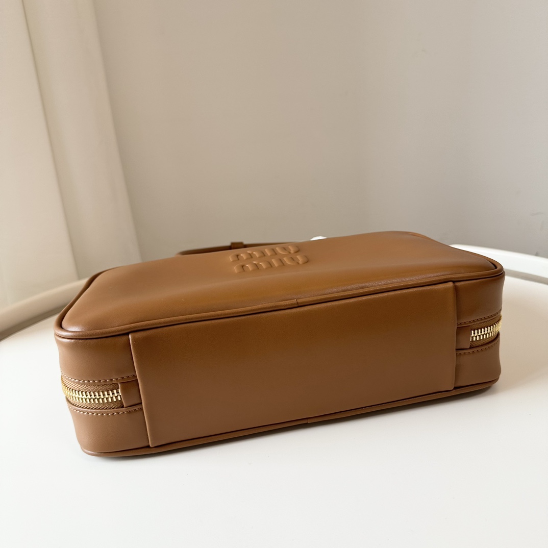 Miu Miu ミュウミュウ ハンドバッグ マットレザー コンパクト ブラウン - 画像 4