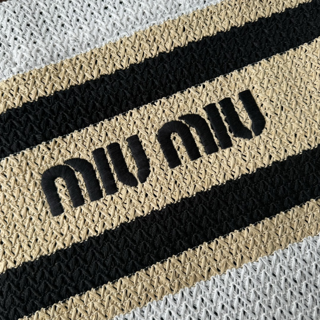 MIU MIU ミュウミュ サマーバッグ 軽量 薄型 ベージュ/ブラック/ホワイト - 画像 5