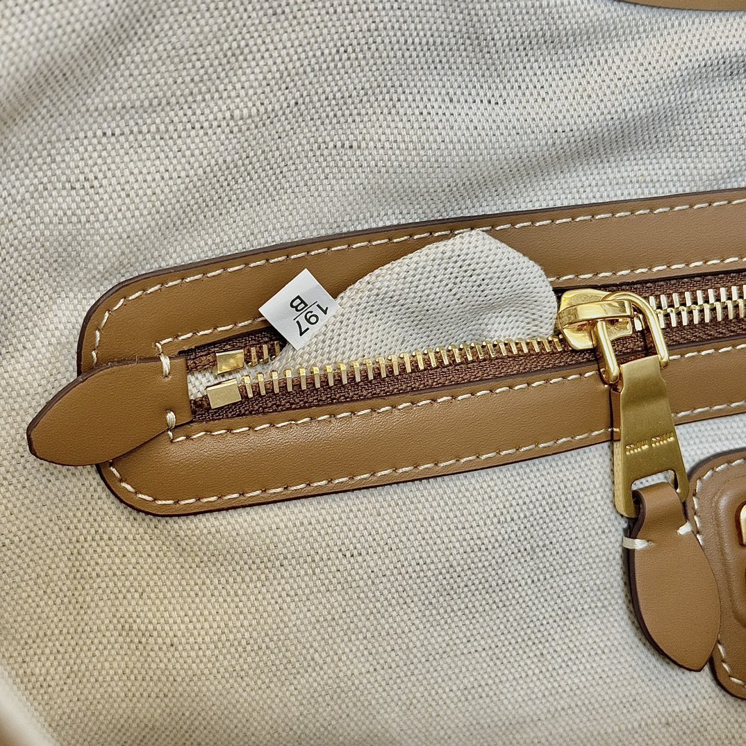 Miu Miu ハンドバッグ | コンパクト|ベージュ - 画像 9