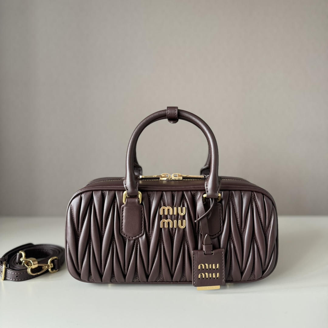 Miu Miu ミュウミュウ ショルダーバッグ 軽量 ブラウン