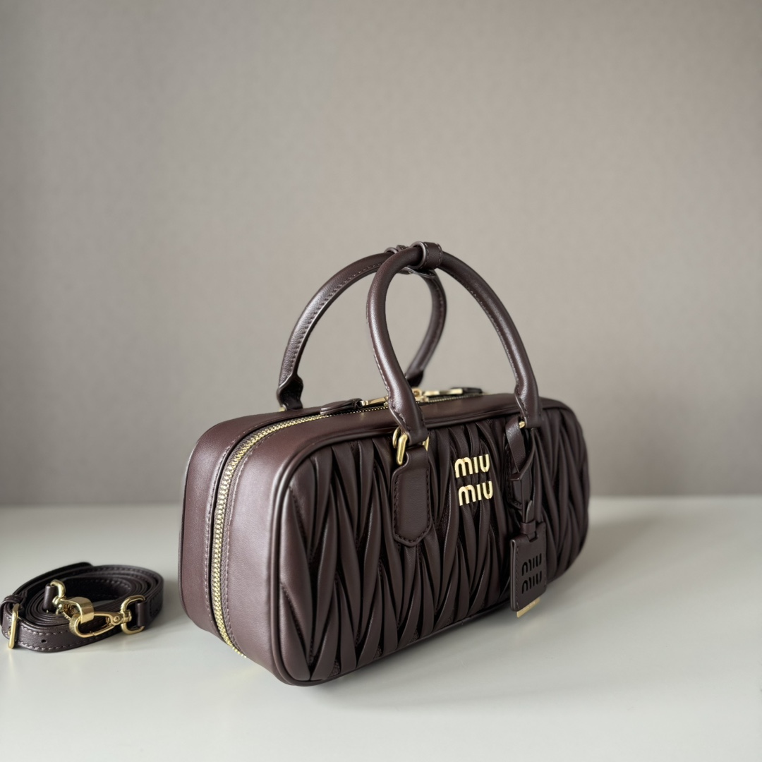 Miu Miu ミュウミュウ ショルダーバッグ 軽量 ブラウン - 画像 2