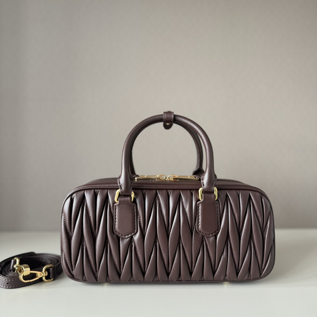 Miu Miu ミュウミュウ ショルダーバッグ 軽量 ブラウン - 画像 3