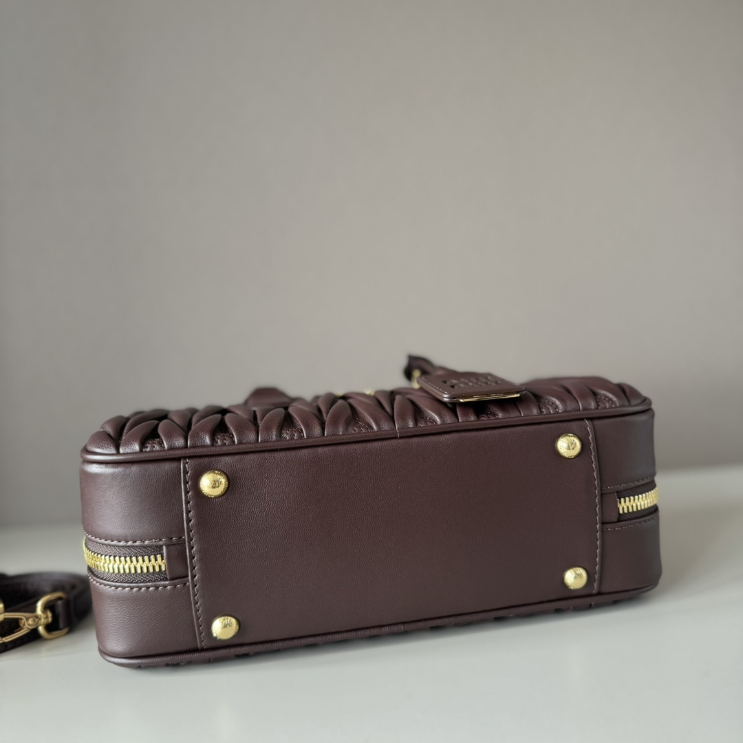 Miu Miu ミュウミュウ ショルダーバッグ 軽量 ブラウン - 画像 4