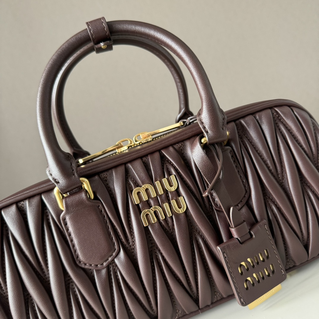 Miu Miu ミュウミュウ ショルダーバッグ 軽量 ブラウン - 画像 5