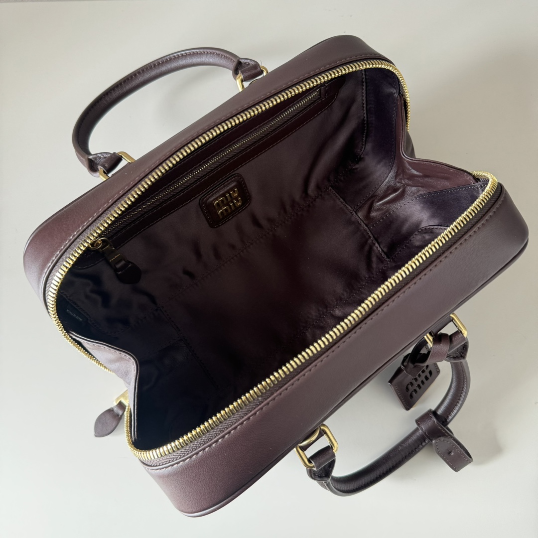 Miu Miu ミュウミュウ ショルダーバッグ 軽量 ブラウン - 画像 8