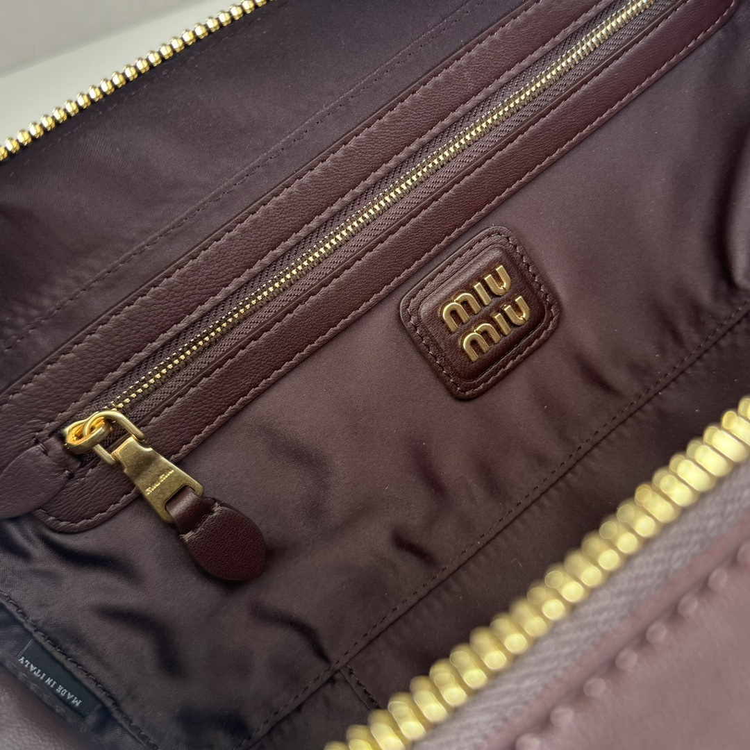 Miu Miu ミュウミュウ ショルダーバッグ 軽量 ブラウン - 画像 9