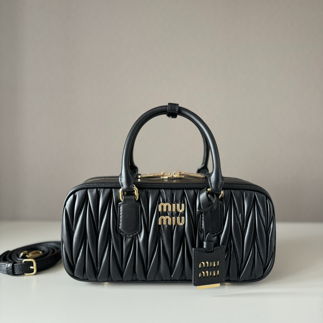 Miu Miu ミュウミュ レザー キャリーバッグ ブラック|コンパクト・軽量・収納力