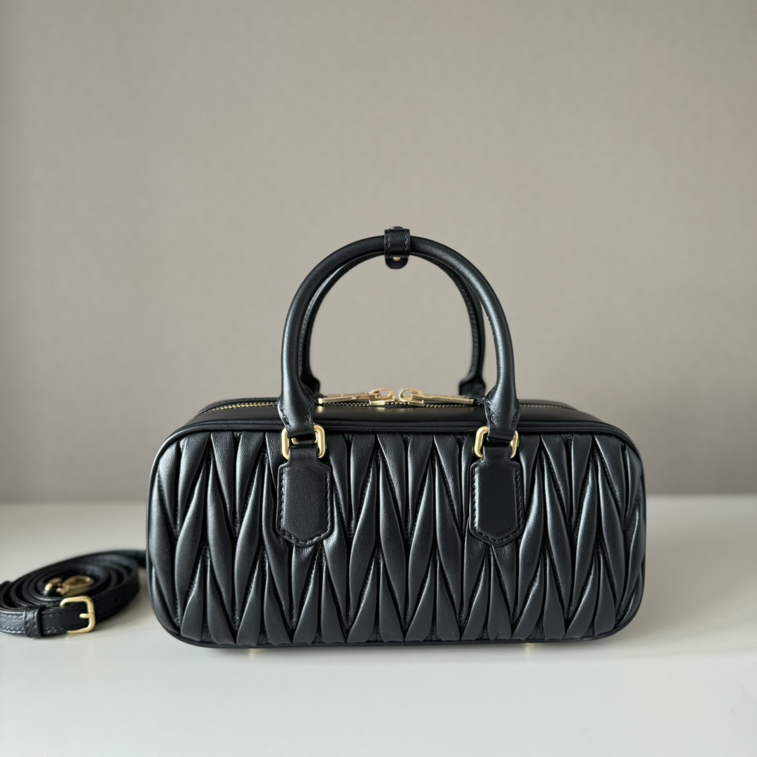 Miu Miu ミュウミュ レザー キャリーバッグ ブラック|コンパクト・軽量・収納力 - 画像 3