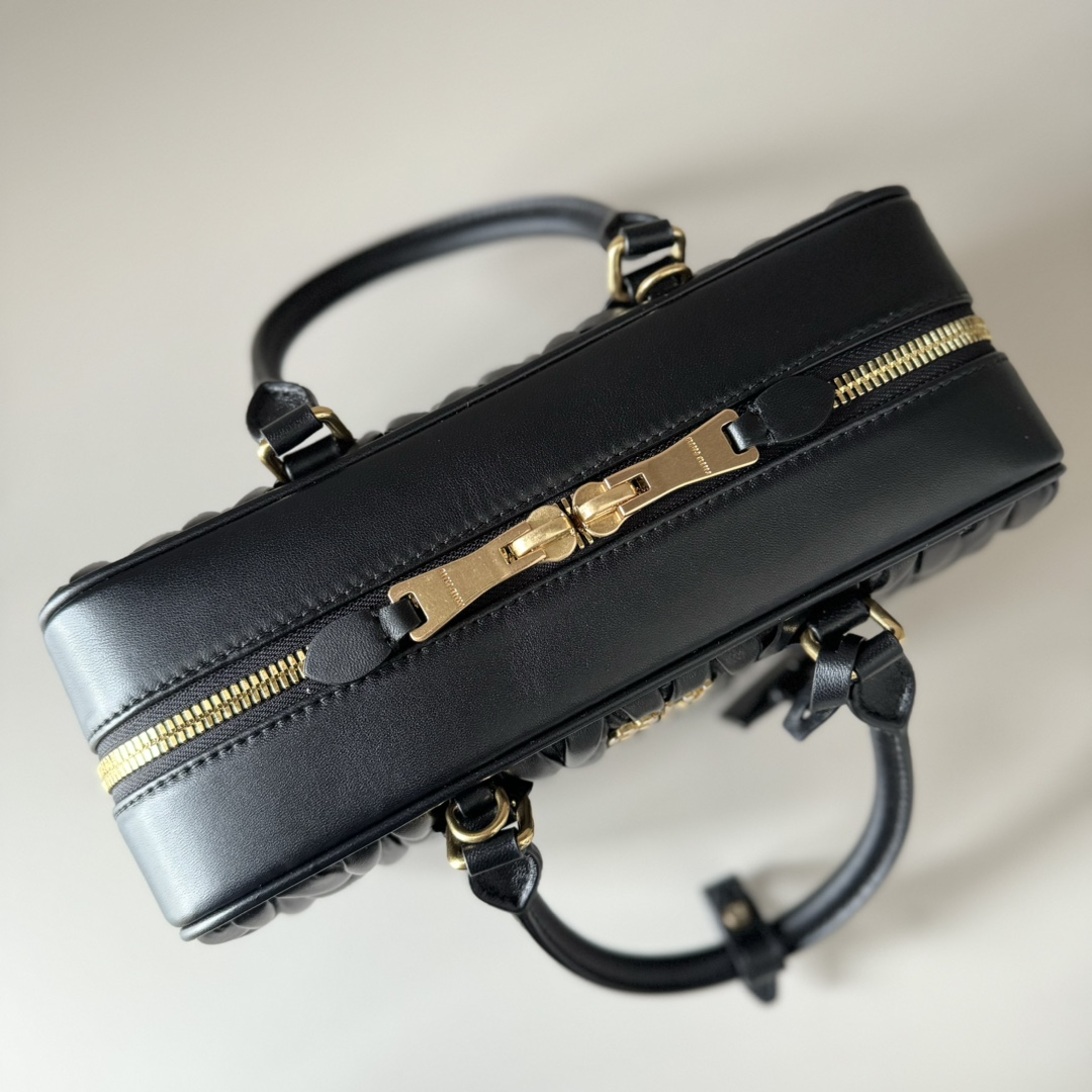 Miu Miu ミュウミュ レザー キャリーバッグ ブラック|コンパクト・軽量・収納力 - 画像 7