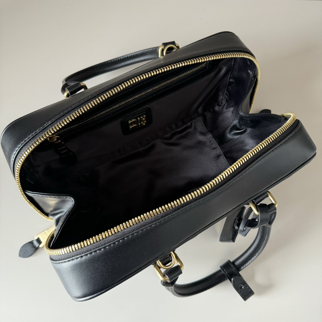 Miu Miu ミュウミュ レザー キャリーバッグ ブラック|コンパクト・軽量・収納力 - 画像 8