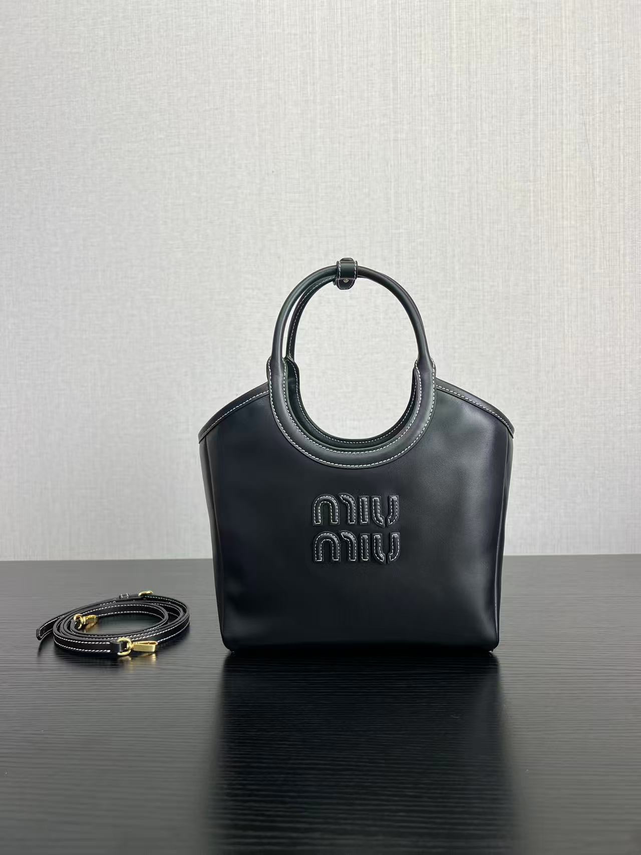 MIU MIU バッグ|コンパクト|黒|レザー