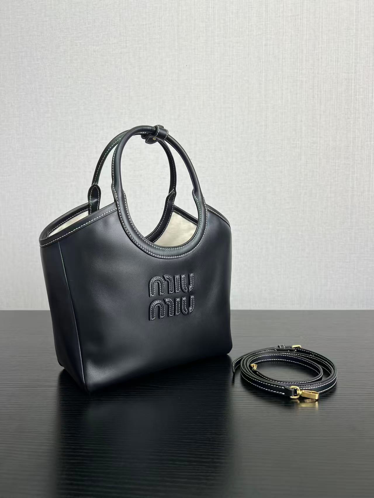 MIU MIU バッグ|コンパクト|黒|レザー - 画像 4