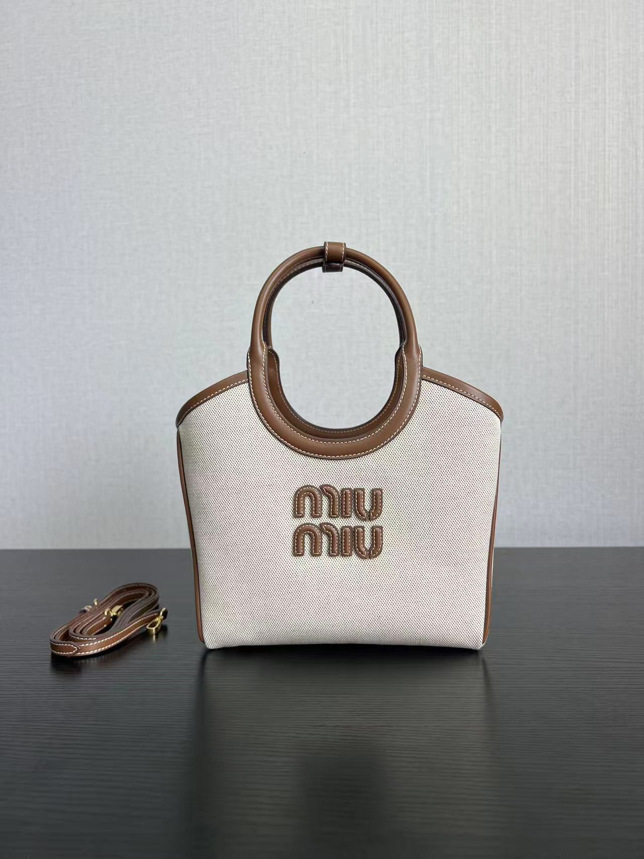 Miu Miu ハンドバッグ | ロゴ ハンドル レザー ベージュ