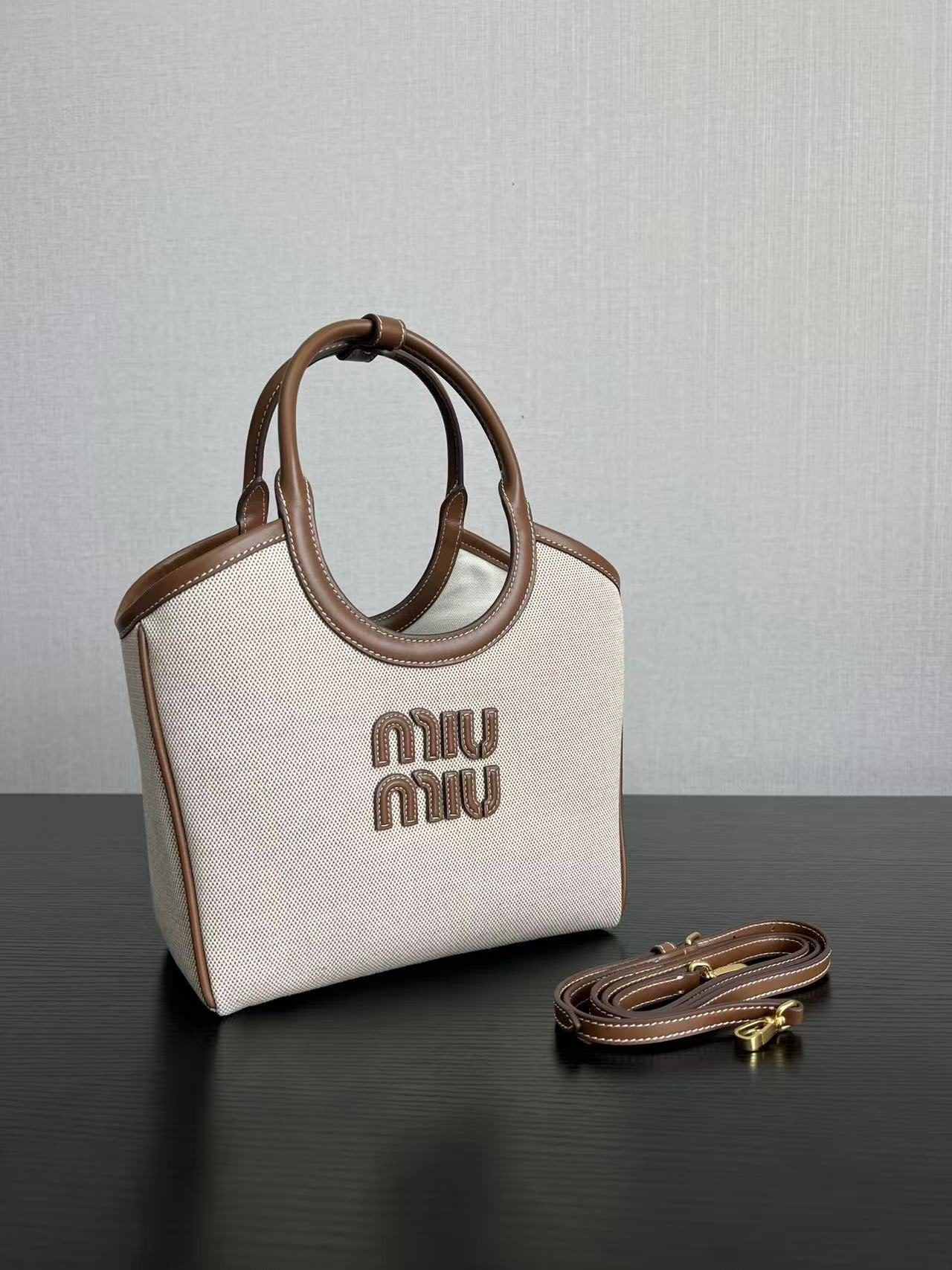 Miu Miu ハンドバッグ | ロゴ ハンドル レザー ベージュ - 画像 4