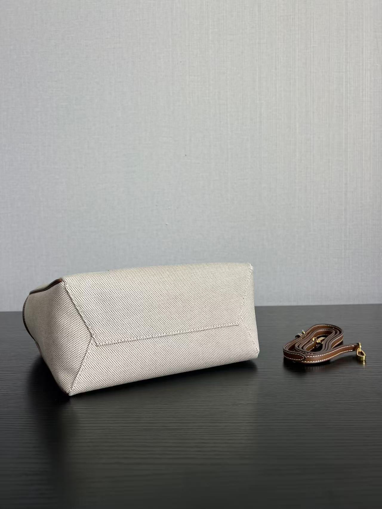 Miu Miu ハンドバッグ | ロゴ ハンドル レザー ベージュ - 画像 5