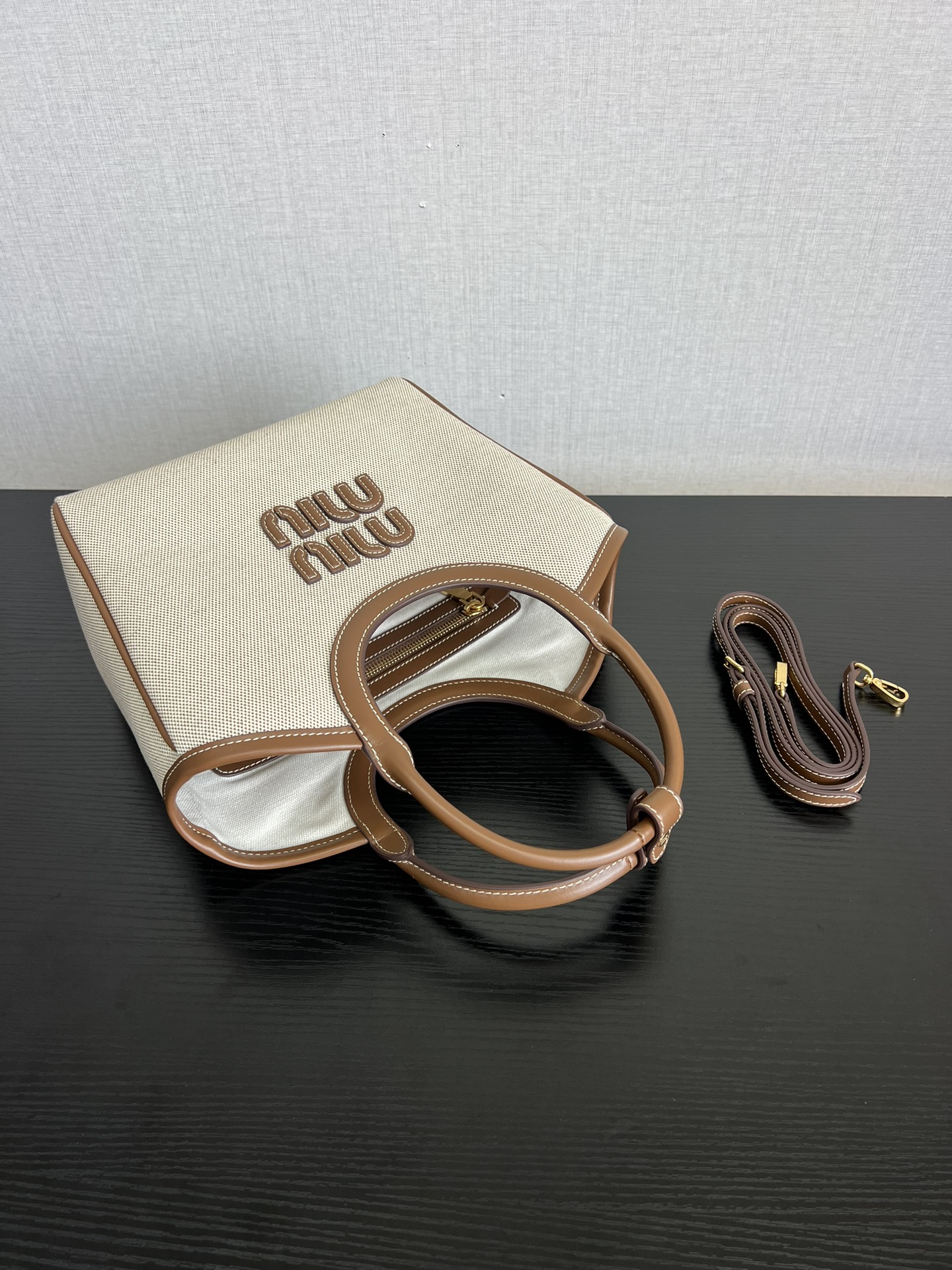 Miu Miu ハンドバッグ | ロゴ ハンドル レザー ベージュ - 画像 9