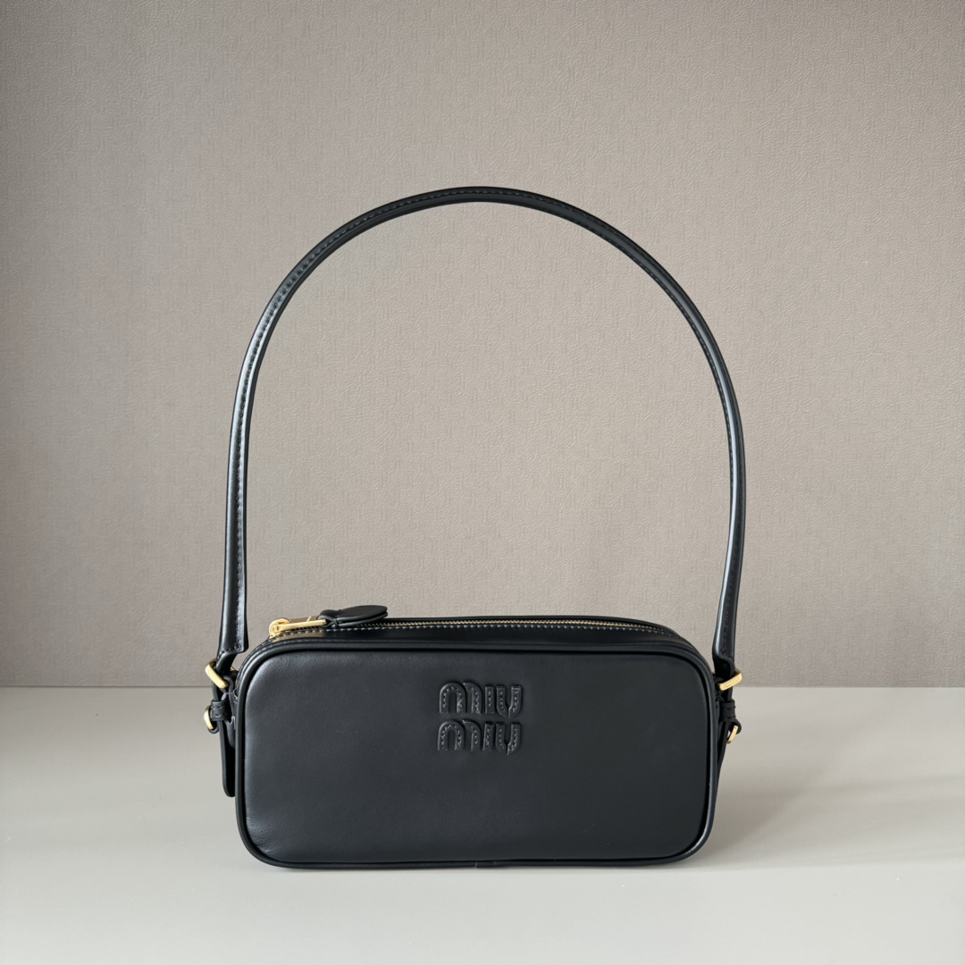 Miu Miu レザー カメラ型バッグ | 軽量|黒