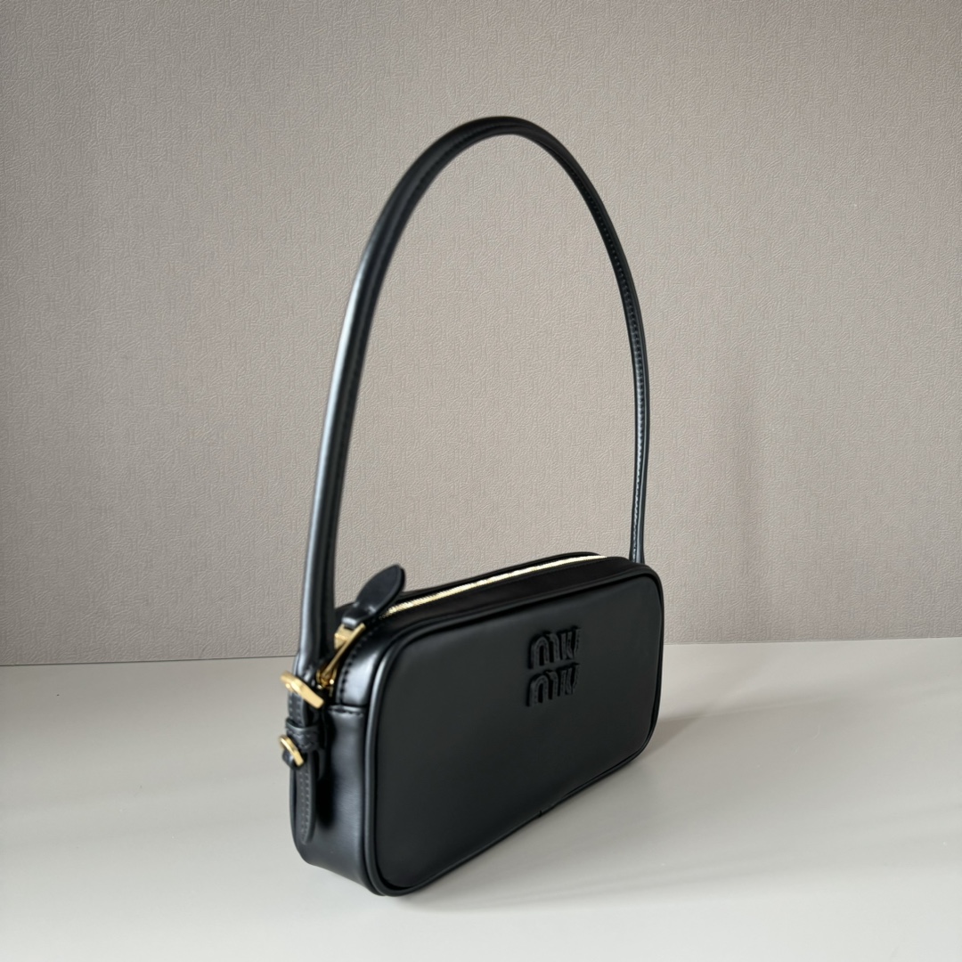 Miu Miu レザー カメラ型バッグ | 軽量|黒 - 画像 2