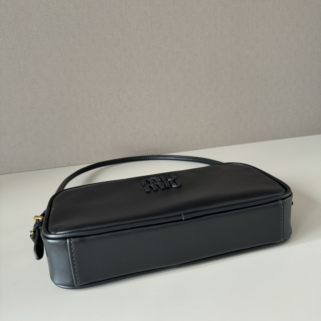 Miu Miu レザー カメラ型バッグ | 軽量|黒 - 画像 4