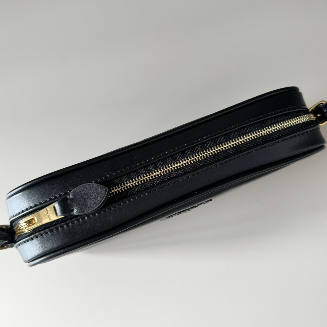 Miu Miu レザー カメラ型バッグ | 軽量|黒 - 画像 7