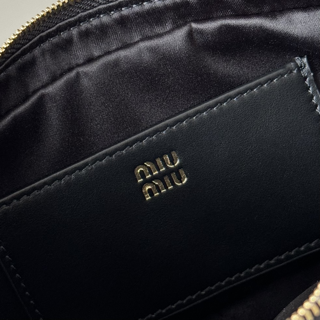 Miu Miu レザー カメラ型バッグ | 軽量|黒 - 画像 9