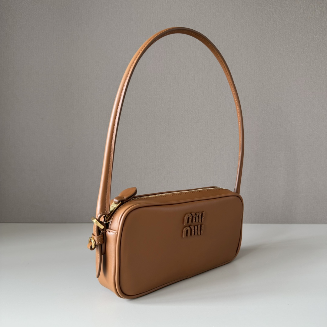 Miu Miu レザー キャメル ミニショルダーバッグ|コンパクト|オールド レザー - 画像 2