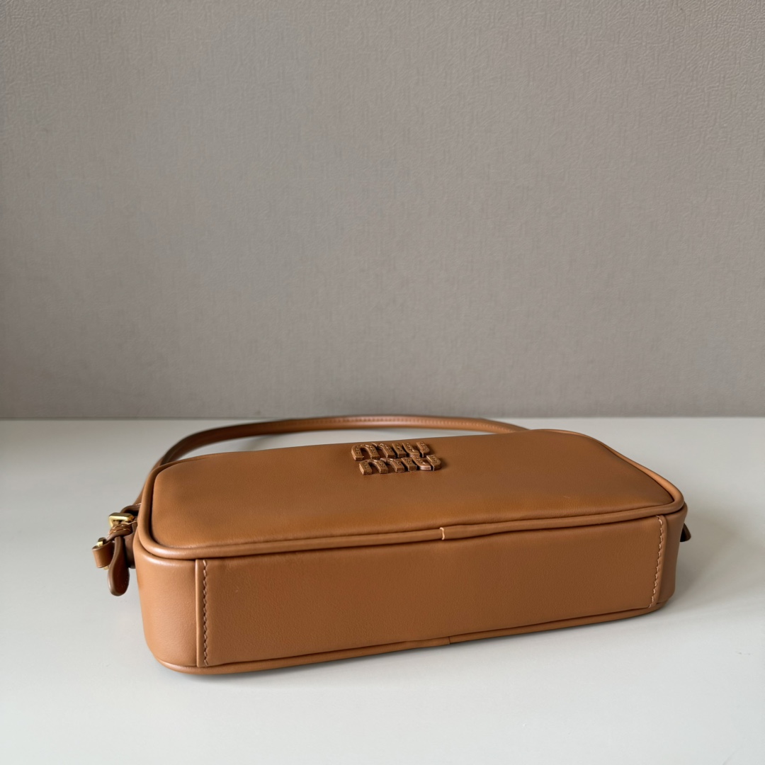 Miu Miu レザー キャメル ミニショルダーバッグ|コンパクト|オールド レザー - 画像 4