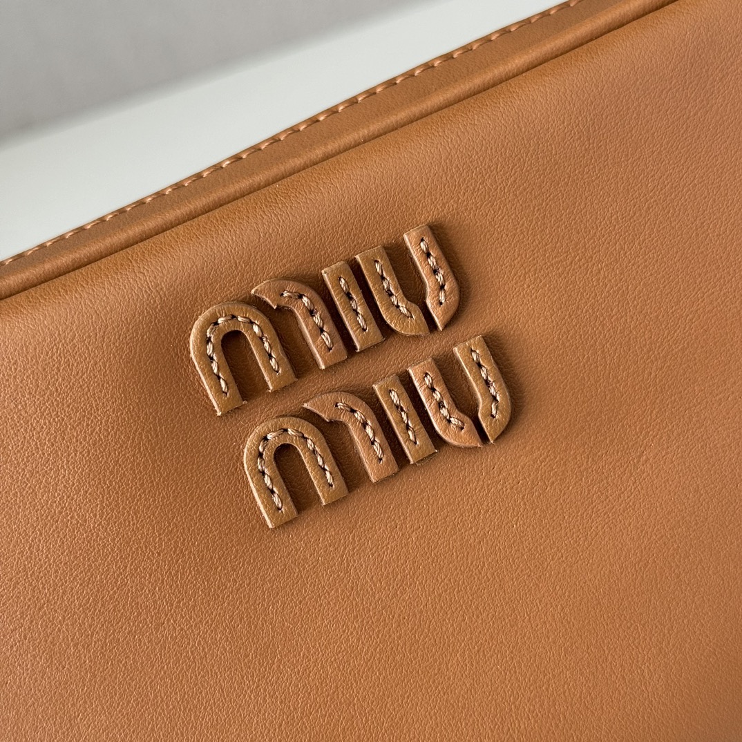 Miu Miu レザー キャメル ミニショルダーバッグ|コンパクト|オールド レザー - 画像 5