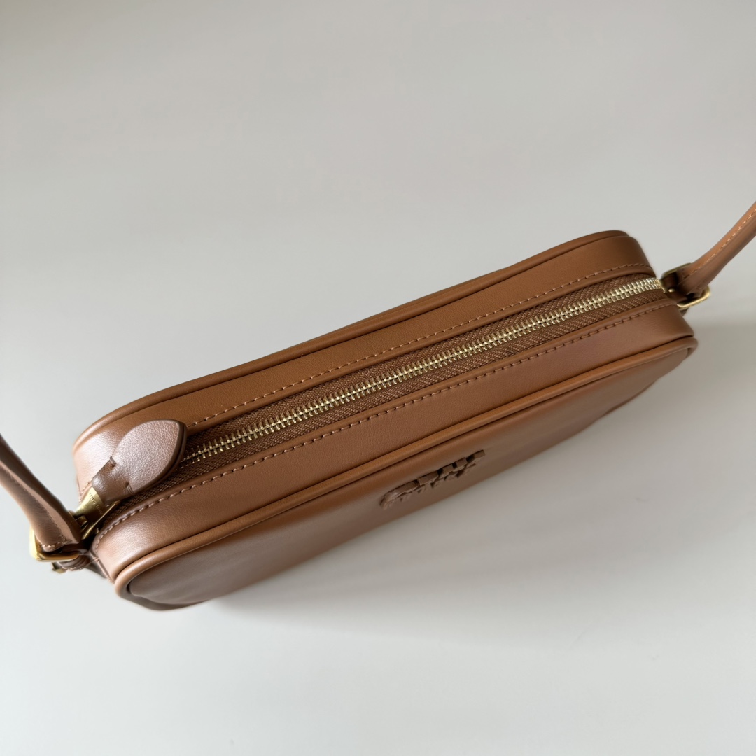 Miu Miu レザー キャメル ミニショルダーバッグ|コンパクト|オールド レザー - 画像 6