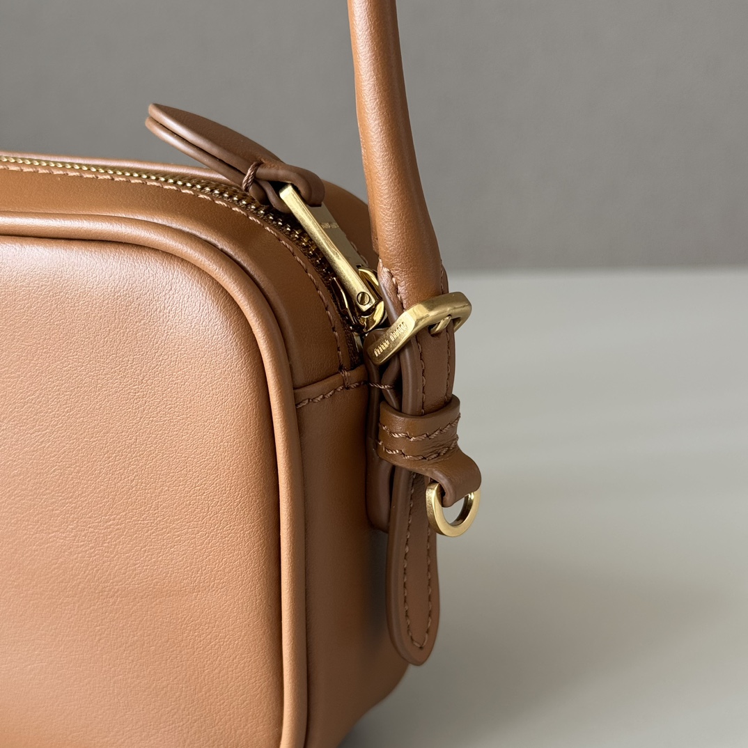 Miu Miu レザー キャメル ミニショルダーバッグ|コンパクト|オールド レザー - 画像 7