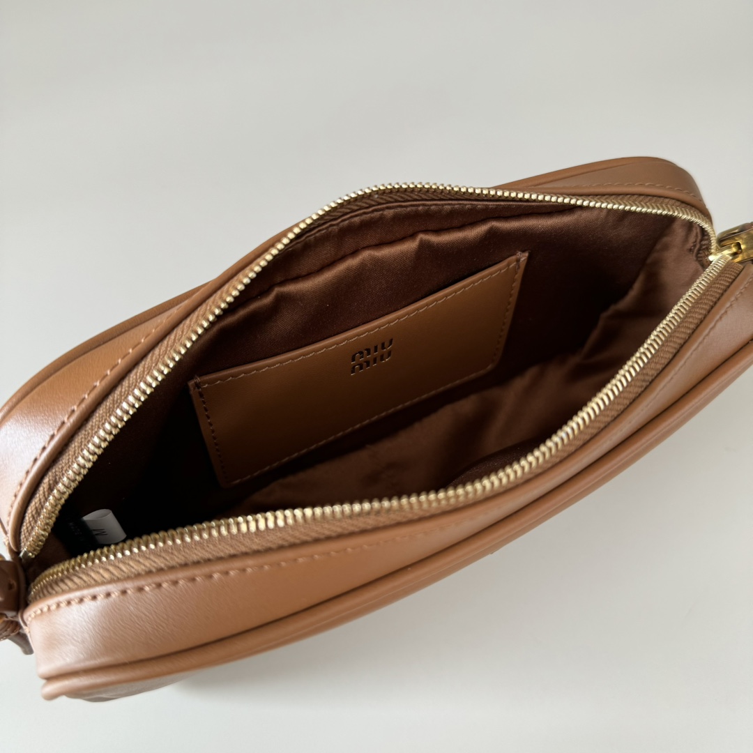 Miu Miu レザー キャメル ミニショルダーバッグ|コンパクト|オールド レザー - 画像 8