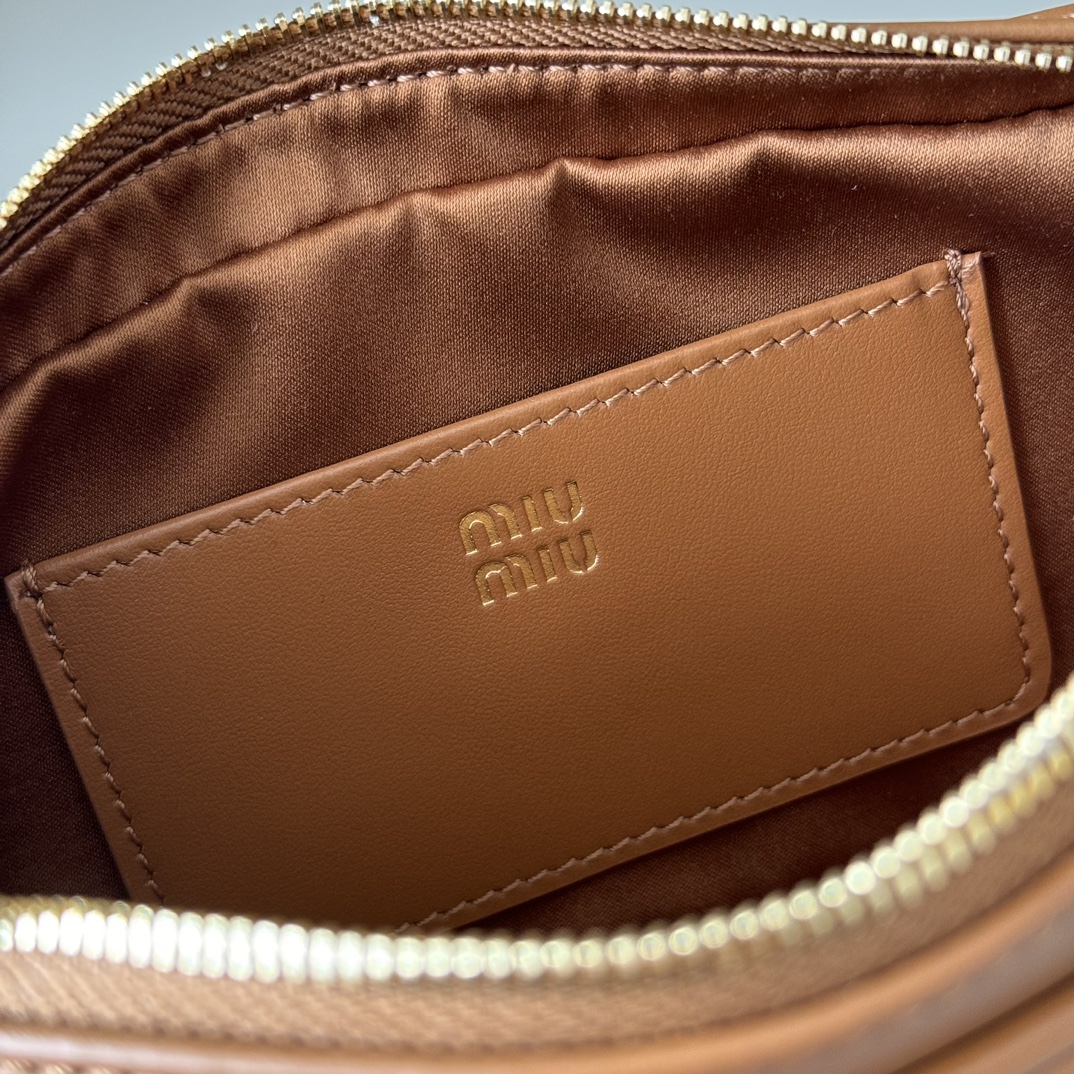 Miu Miu レザー キャメル ミニショルダーバッグ|コンパクト|オールド レザー - 画像 9